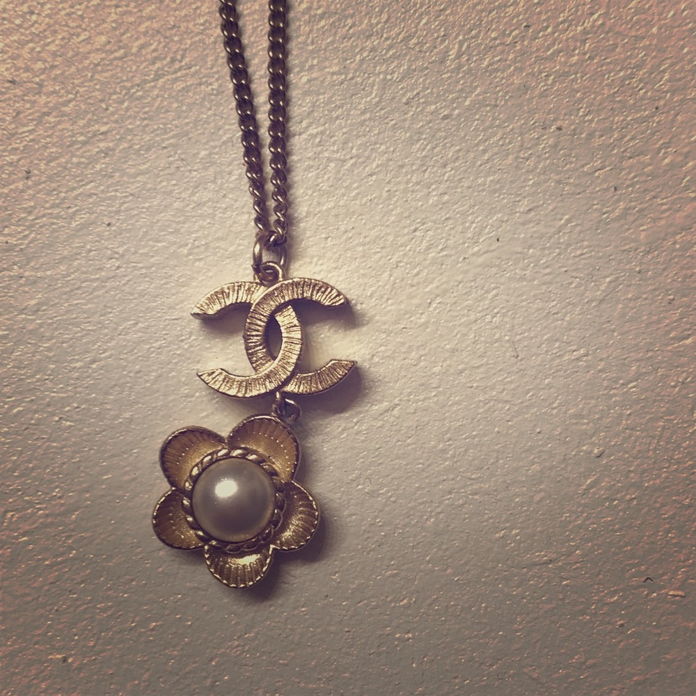 CHANEL necklace with two length options